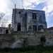 Uno degli edifici fatiscenti che svettano sul largo del rione